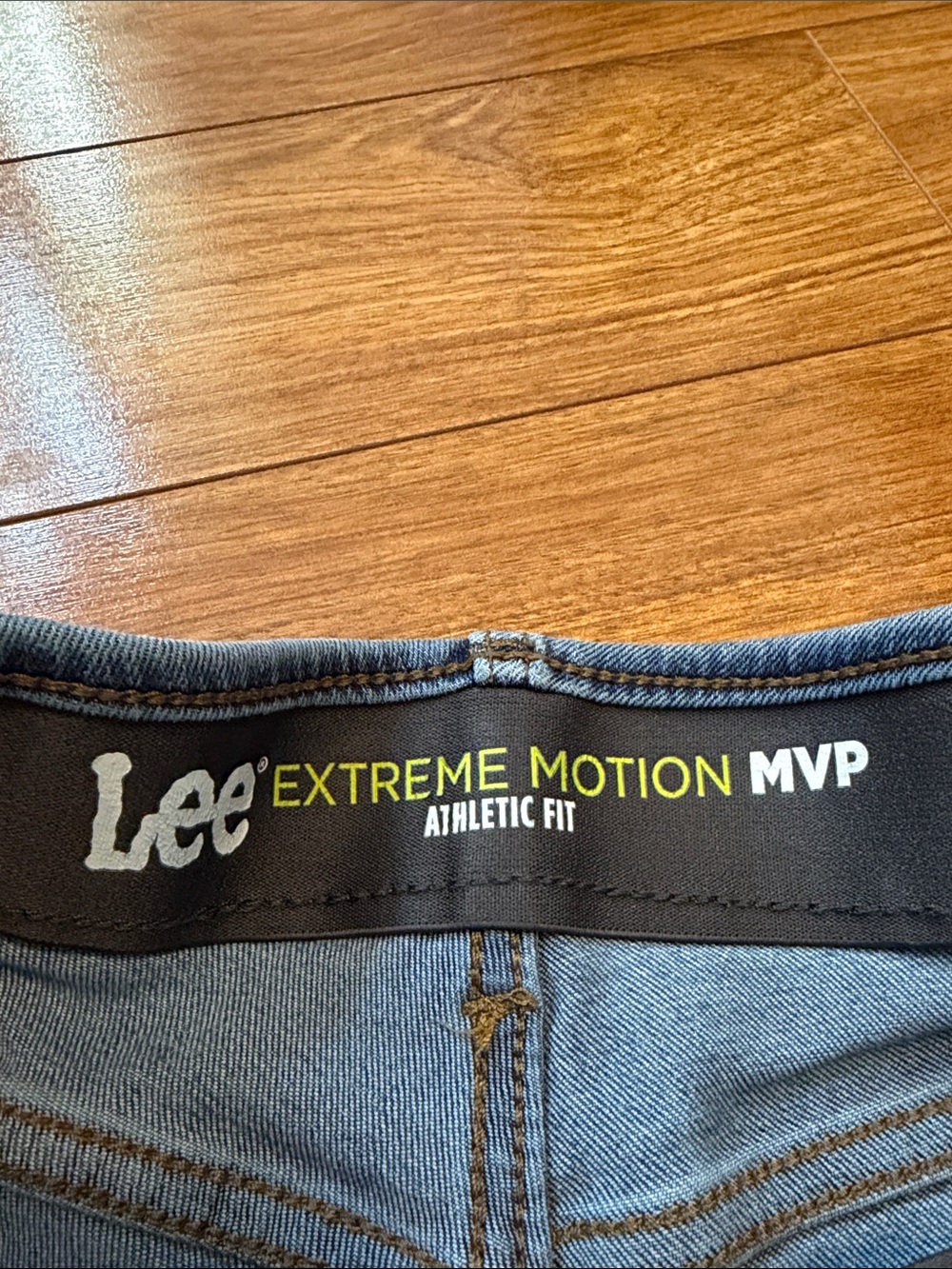 Lee Men's Extreme Motion MVP Athletic Fit Straight Jeans 30x32 - Picture 2 of 10